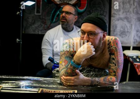 Brighton, Großbritannien. 25. Und 26. Februar 2023. Die 14. Jährliche Brighton Tattoo Convention findet im Brighton Centre in der Nähe der Küste statt. Eine große Anzahl von Menschen nahm an der jährlichen Show Teil, an der am Wochenende vom 25. Und 26. Februar 2023 mehr als 500 Künstler aus aller Welt teilnahmen Stockfoto