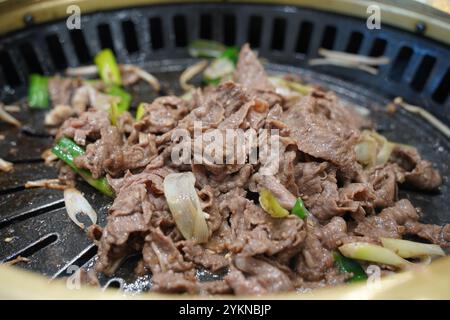 Traditionelle koreanische Gerichte, die durch Rösten gewürzter Rindfleischscheiben hergestellt werden Stockfoto