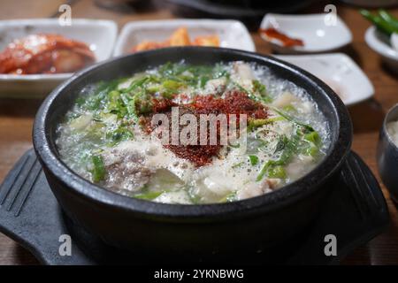 Blutwurst und Reissuppe im Erdtopf Stockfoto