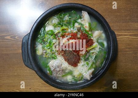 Blutwurst und Reissuppe im Erdtopf Stockfoto