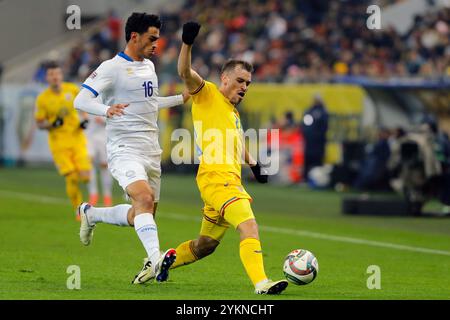 Bukarest, Rumänien. November 2024. Der rumänische Darius Olaru (R) streitet mit dem zyprischen Stelios Andreou während des Fußballspiels der UEFA Nations League 2024/25 League C zwischen Rumänien und Zypern am 18. November 2024 in Bukarest, Rumänien. Quelle: Cristian Cristel/Xinhua/Alamy Live News Stockfoto