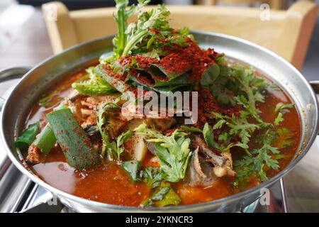 koreanischer scharfer Eintopf aus kochendem Fisch und Gemüse mit roter Pfefferpaste Stockfoto