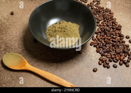 matcha-Pulver auf schwarzer Schüssel Nahaufnahme Stockfoto