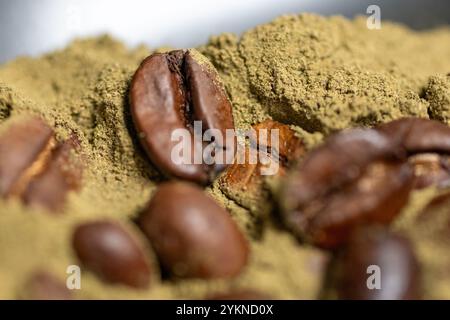 matcha-Pulver auf schwarzer Schüssel Nahaufnahme Stockfoto