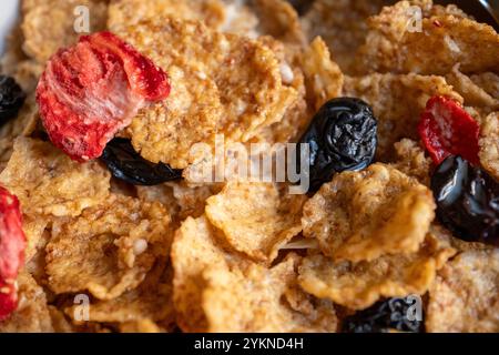 Frühstückszerealien mit getrockneten Früchten, Erdbeeren und Trauben in Nahaufnahme Stockfoto