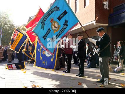 Tag des Waffenstillstands in Peterborough, Cambridgeshire, als Veteranen, Soldaten und Frauen und die Öffentlichkeit schweigend das zweiminütige Schweigen beobachteten und gefallene Soldaten und Frauen am war Memorial in Peterborough, Cambridgeshire, Großbritannien, am 11. November 2024 gedachten. Stockfoto