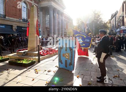 Tag des Waffenstillstands in Peterborough, Cambridgeshire, als Veteranen, Soldaten und Frauen und die Öffentlichkeit schweigend das zweiminütige Schweigen beobachteten und gefallene Soldaten und Frauen am war Memorial in Peterborough, Cambridgeshire, Großbritannien, am 11. November 2024 gedachten. Stockfoto