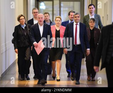 19. November 2024, Berlin: Kai Wegner (3. Von links, CDU), Regierende Bürgermeisterin von Berlin, Franziska Giffey (M, SPD), Berliner Senatorin für Wirtschaft, Energie und öffentliche Unternehmen, und Stefan Evers (2. v. l., CDU), Berliner Senator für Finanzen, zusammen mit den SPD-Landesvorsitzenden Nicola Böcker-Giannini (2. v. l.) und Martin Hikel (rechts), CDU-Fraktionsvorsitzender Dirk Stettner (4. v. R.), SPD-Fraktionsvorsitzender Raed Saleh (3. v. R.) und Senatssprecherin Christine Richter (links) nehmen an der Pressekonferenz zum Berliner Haushalt 2025 im Berliner Hous Teil Stockfoto