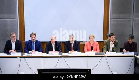 19. November 2024, Berlin: Kai Wegner (3. Von links, CDU), Regierende Bürgermeisterin von Berlin, Franziska Giffey (3. Von rechts, SPD), Berliner Senatorin für Wirtschaft, Energie und öffentliche Unternehmen, und Stefan Evers (l, CDU), Berliner Senator für Finanzen, zusammen mit den SPD-Landesvorsitzenden Nicola Böcker-Giannini (r) und Martin Hikel (2. v. R.), dem CDU-Fraktionsvorsitzenden Dirk Stettner (2. v. l.) und dem SPD-Fraktionsvorsitzenden Raed Saleh (M) bei der Pressekonferenz zum Berliner Haushalt 2025 im Berliner Repräsentantenhaus zu den Sparplänen des Berliner Senats. Foto: Stockfoto