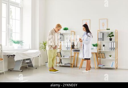 Arzt Oder Ernährungswissenschaftler Wiegen Ältere Patienten In Der Klinik Stockfoto