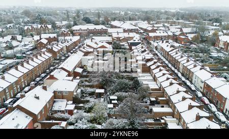 Schneebedeckte Gebäude nach nächtlichem Schneefall in Warwick. Das Vereinigte Königreich ist auf Schnee, Eis und kalte Temperaturen vorbereitet, da in den kommenden Tagen bis zu 20 cm Schnee auf Großbritannien treffen könnte. Bilddatum: Dienstag, 19. November 2024. Stockfoto