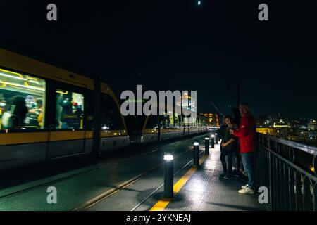 Nachtansicht auf die Dom Luis I Brücke bei bewölktem Wetter, Porto, Portugal. Hochwertige Fotos Stockfoto