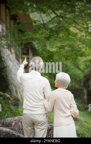 Seniorenpaar, das ein Waldbad nimmt, Rückansicht Stockfoto