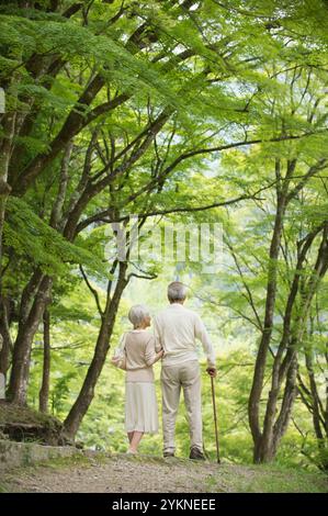 Seniorenpaar, das ein Waldbad nimmt, Rückansicht Stockfoto