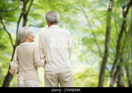 Seniorenpaar, das ein Waldbad nimmt, Rückansicht Stockfoto