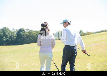 Ein Paar mittleren Alters, das Golf spielt Stockfoto