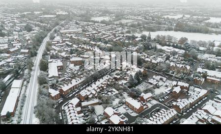 Schneebedeckte Gebäude nach nächtlichem Schneefall in Warwick. Das Vereinigte Königreich ist auf Schnee, Eis und kalte Temperaturen vorbereitet, da in den kommenden Tagen bis zu 20 cm Schnee auf Großbritannien treffen könnte. Bilddatum: Dienstag, 19. November 2024. Stockfoto