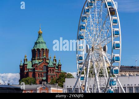 Stadtbild mit der östlichen Orhodoxen Uspenski-Kathedrale, Kauppatori im Südhafen von Etelasatama am 8. Juli 2024 in Helsinki, Finnland. Stockfoto