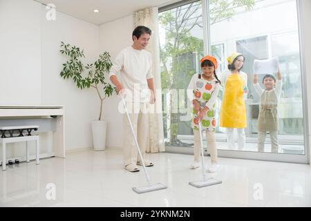 Pärchen mittleren Alters und Enkelkinder männlich und weiblich Stockfoto