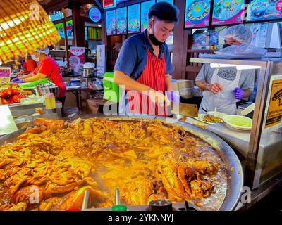 Bangkok, Thailand, thailändischer Koch, der Mahlzeiten zubereitet, modernes Einkaufszentrum, Iconsiam, lokaler Lebensmittelmarkt, innen Stockfoto