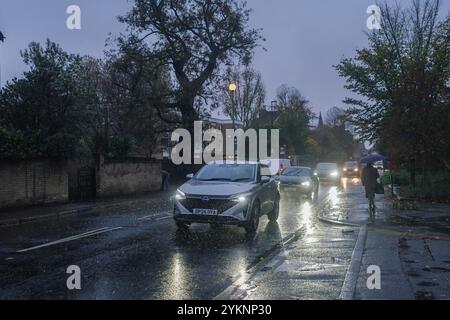 London, Großbritannien. 19 . November 2024 . Autofahrer, die heute Morgen im Regen in Wimbledon im Südwesten Londons fahren, da die Temperaturen sinken werden, da Teile Großbritanniens Winterbedingungen erleben Credit. Amer Ghazzal/Alamy Live News Stockfoto