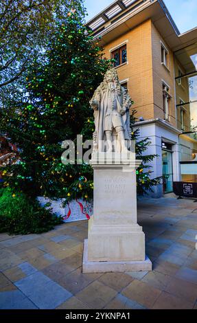 Statue von Sir Hans Sloane vor einem Weihnachtsbaum auf dem Duke of York Square an der Kings Road in Kensington und Chelsea, London Stockfoto