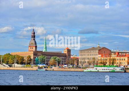 Blick auf die Rigaer Kathedrale, die Jakobskirche und andere Gebäude von einem Sightseeing-Boot auf der Daugava in Riga, der Hauptstadt Lettlands. Stockfoto