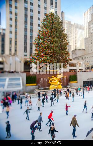 Während der Weihnachtszeit laufen die Leute im Rockefeller Center in Midtown Manhattan Schlittschuhlaufen. Stockfoto