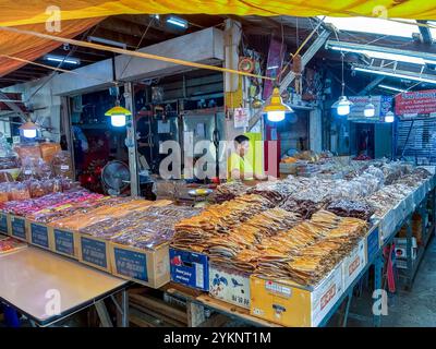 Bangkok, Thailand, Street Food Vendor, Verkauf, Getrockneter Fisch, Anzeige, „Tha Tian Market » Außen, Weitwinkelansicht Stockfoto