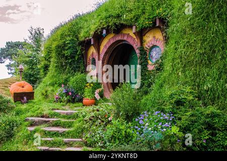 Hobbit Holes, das Auenland, Hobbiton Stockfoto