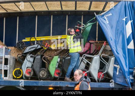 Westminster, London, Großbritannien. November 2024. Die Bauern nehmen an einem Protest Teil, der später in Westminster gegen die im Haushalt angekündigten Änderungen der Erbschaftssteuer für landwirtschaftliche Betriebe stattfand. Die Demonstranten glauben, dass es die Familienbauern ungerechtfertigterweise beeinflussen wird. In Whitehall werden Vorbereitungen getroffen. Schubkarren entladen Stockfoto