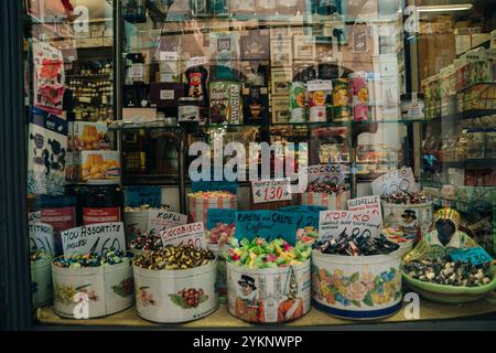 Florenz, Italien - 20. Juni 2024: Eine Schaufensterausstellung der Konfetti Migone Confetti. Hochwertige Fotos Stockfoto