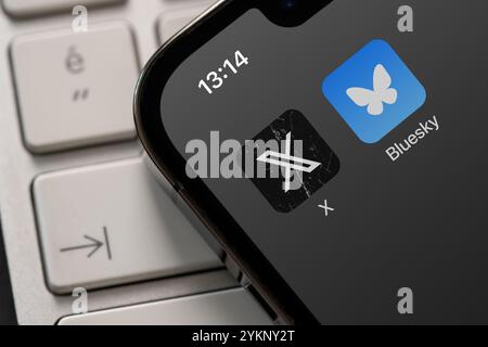 Antalya, Türkei - 19. November 2024: BlueSky Social und X ( Twitter ) App auf einem iPhone Bildschirm angezeigt Stockfoto