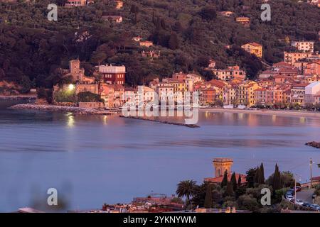 Lerici, La Spezia, Ligurien, Italien. Seestadt San Terenzo von Lerici bei Sonnenuntergang. Hochwertige Fotos Stockfoto