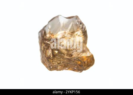 Natürlicher, rauer Tansanit (braun) Edelstein auf weißem Hintergrund (Mineralien der Zoisitgruppe) (selektiver Fokus) Stockfoto