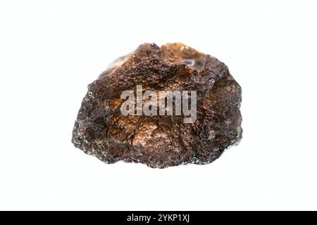 Agni Manitite (Perle des göttlichen Feuers) Pseudo Tektit auf weißem Hintergrund, seltenes vulkanisches Gestein (Obsidian) aus Java, Indonesien. (Selektiver Fokus) Stockfoto