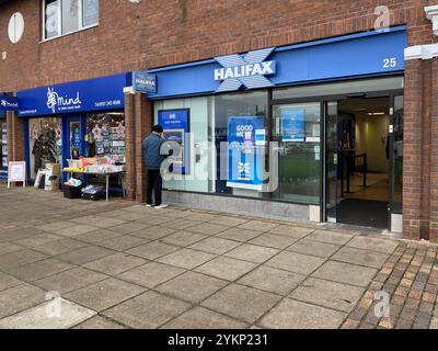 Halifax Building Society in Maghull Merseyside Rückansicht eines Kunden, der einen Geldautomaten benutzt Stockfoto