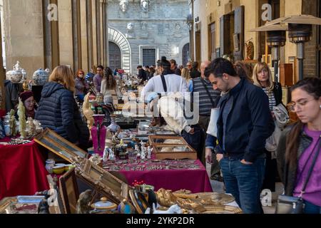 Arezzo, Italien - 2. November 2024: Besucher stöbern auf dem monatlichen Markt im historischen Zentrum von Arezzo durch Antiquitäten und erkunden Gegenstände, die von Händlern auf den Straßen und Plätzen ausgestellt werden Stockfoto