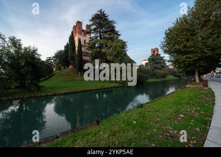 Die Mauern und der Graben von Castelfranco Veneto, eine mittelalterliche Stadt und Touristenziel in der Provinz Treviso, Vento, Norditalien Stockfoto