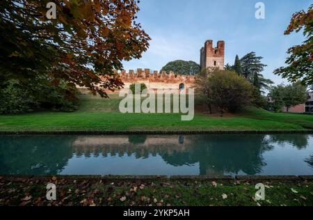 Die Mauern und der Graben von Castelfranco Veneto, eine mittelalterliche Stadt und Touristenziel in der Provinz Treviso, Vento, Norditalien Stockfoto