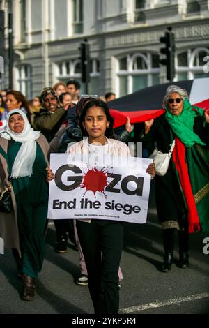 Brighton, Großbritannien. November 2023. Tausende Demonstranten schließen sich einem marsch in Brighton an, um einen sofortigen Waffenstillstand im Gazastreifen zu fordern, während die israelische Militäroffensive in der palästinensischen Enklave und die andauernden ProGaza-Demonstrationen in der ganzen Welt stattfinden. Am Sonntag nahmen mindestens 30.000 Menschen an einem Protest in London Teil, der einen Waffenstillstand in der zerschlagenen palästinensischen Enklave forderte, wo seit Oktober 2007 fast 1.000 Palästinenser, von denen die Hälfte Kinder sind, getötet wurden. In den letzten Tagen haben die israelischen Truppen ihre Bombardements auf dem Streifen noch intensiviert, insbesondere bei starker Menschenmenge Stockfoto