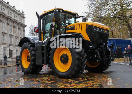 London, Großbritannien, 19. November 2024. Ein großer gelber Traktor kommt auf Whitehall zur Demonstration der Landwirte an. Landwirte und ihre Unterstützer demonstrieren in Zentral-London gegen die jüngsten Änderungen der Steuergesetze durch die britische Regierung. Während des ersten Budgets von Labours in 14 Jahren kündigte Kanzlerin Rachel Reeves an, dass Bauern bei der Zahlung der Erbschaftssteuer Steuerbefreiungen verlieren würden. Die Landwirte sind der Ansicht, dass die bevorstehende Änderung jetzt bedeutet, dass die Eigentümer kleiner und mittlerer Betriebe künftig mit einer höheren Steuerschuld konfrontiert werden, was zu Schwierigkeiten und einer mangelnden Bereitschaft zur Investition in die Infrastruktur führen wird. Kredit: James Willo Stockfoto