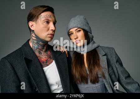 Ein stilvolles junges Paar zeigt seine einzigartige Mode in einer lässigen, eleganten Pose. Stockfoto