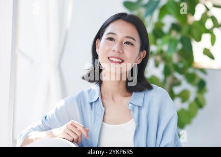 Frau, die sich im Zimmer erholt Stockfoto