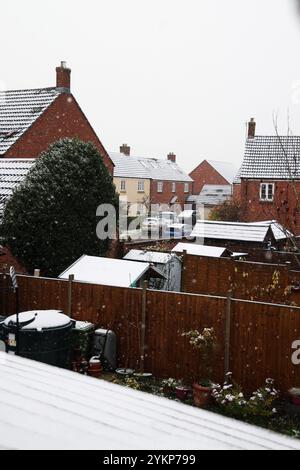 Gloucester, Gloucestershire, Großbritannien. 19. November 2024. Schnee fällt auf Häuser in Gloucestershire, die die Dächer bedecken, während ein kalter Knall das Vereinigte Königreich trifft. Quelle: Thousand Word Media Ltd/Alamy Live News Stockfoto