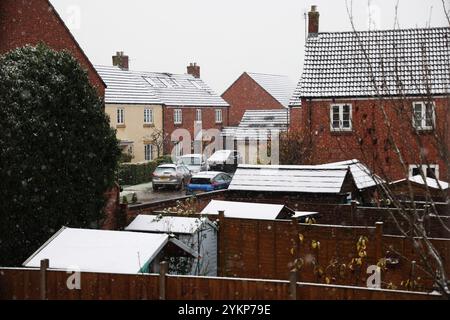 Gloucester, Gloucestershire, Großbritannien. 19. November 2024. Schnee fällt auf Häuser in Gloucestershire, die die Dächer bedecken, während ein kalter Knall das Vereinigte Königreich trifft. Quelle: Thousand Word Media Ltd/Alamy Live News Stockfoto