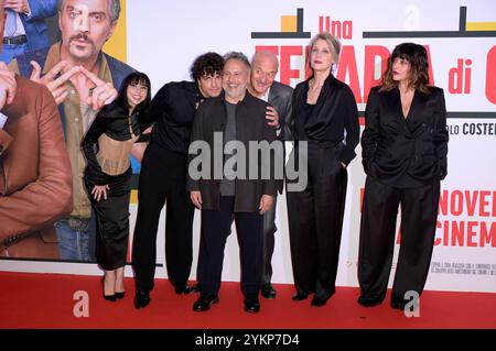 Ludovica Francesconi, Leo Gassmann, Paolo Costella, Claudio Bisio, Margherita Buy und Valentina Lodovini bei der Premiere des Kinofilms 'Una Terapia di Gruppo' im Space Moderno Cinema. Rom, 18.11.2024 Stockfoto