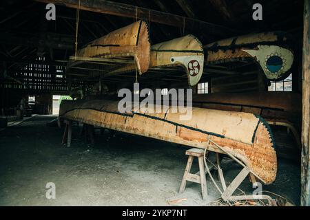 Kanufahrten in der Werkstatt. Bootshersteller, Besitzer eines kleinen Unternehmens. Hochwertige Fotos Stockfoto