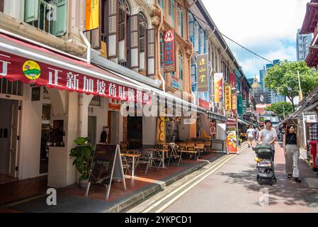 Klassische historische enge Gassen mit Geschäften und Händlern, die alles von Speisen bis hin zu Pfannen im Chinatown Viertel von Singapur verkaufen Stockfoto