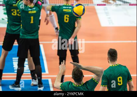 Der Volleyballspieler serviert während des Spiels Ball Stockfoto